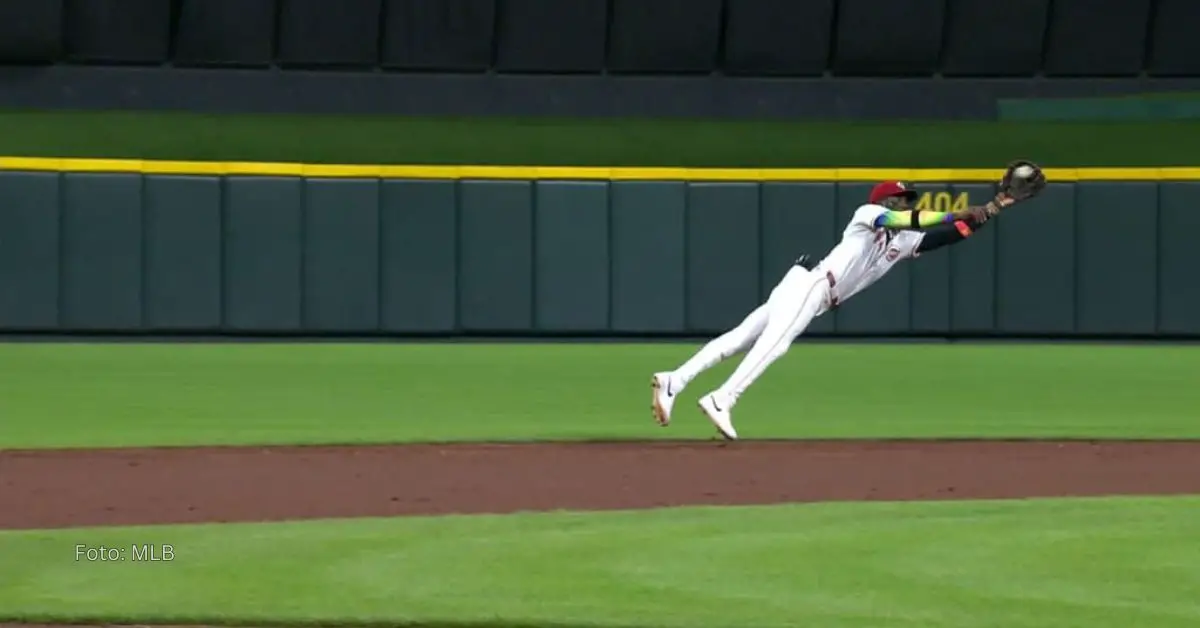 Elly De La Cruz saltando para conseguir un excelente fildeo ante Milwaukee Brewes en MLB con el uniforme de Cincinnati