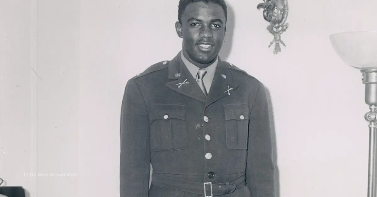 Jackie Robinson en una remasterizada donde portaba su uniforme de las Fuerzas militares