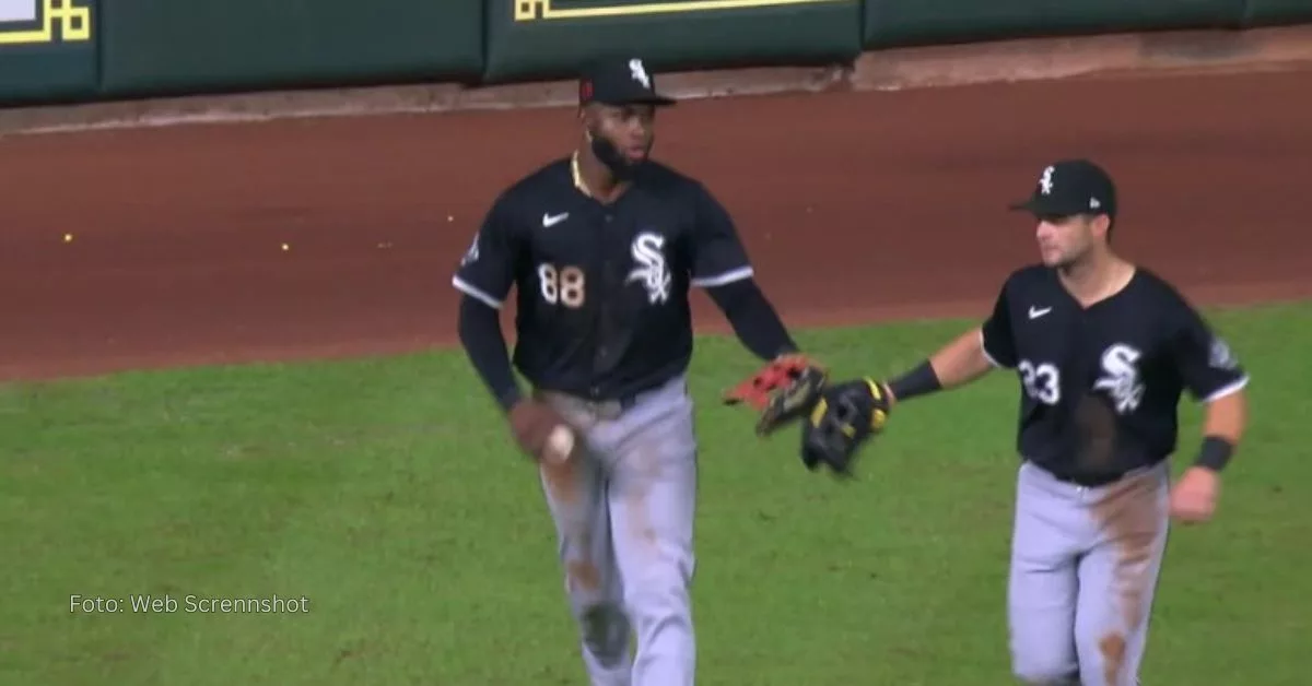 Luis Robert Jr. siendo felicitado por su compañero tras una espectacular jugada defensiva