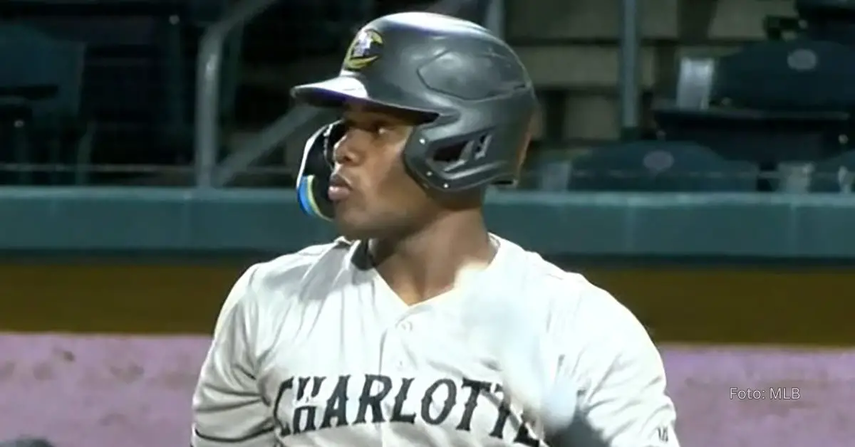 Oscar Colas consumiendo turno con Charlotte Knights en Triple A de Chicago White Sox