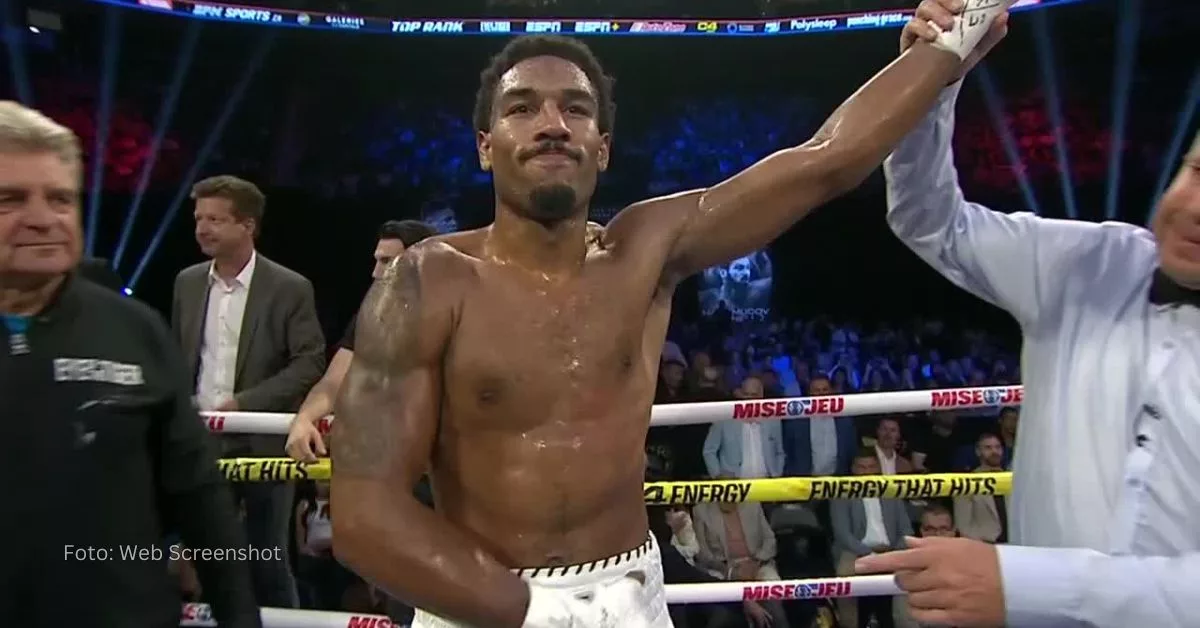 El cubano Osleys Iglesias celebrando su KO en Canadá, mientras el árbitro levanta su mano