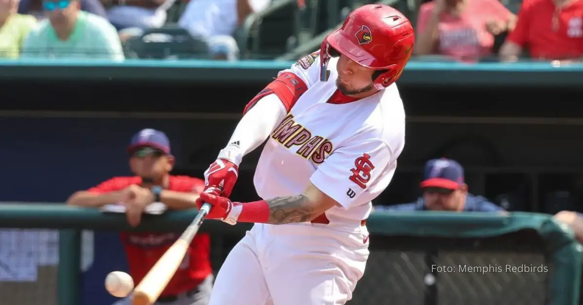 Cesar Prieto haciendo swing para impactar la bola en el nivel Triple A de St. Louis Cardinals