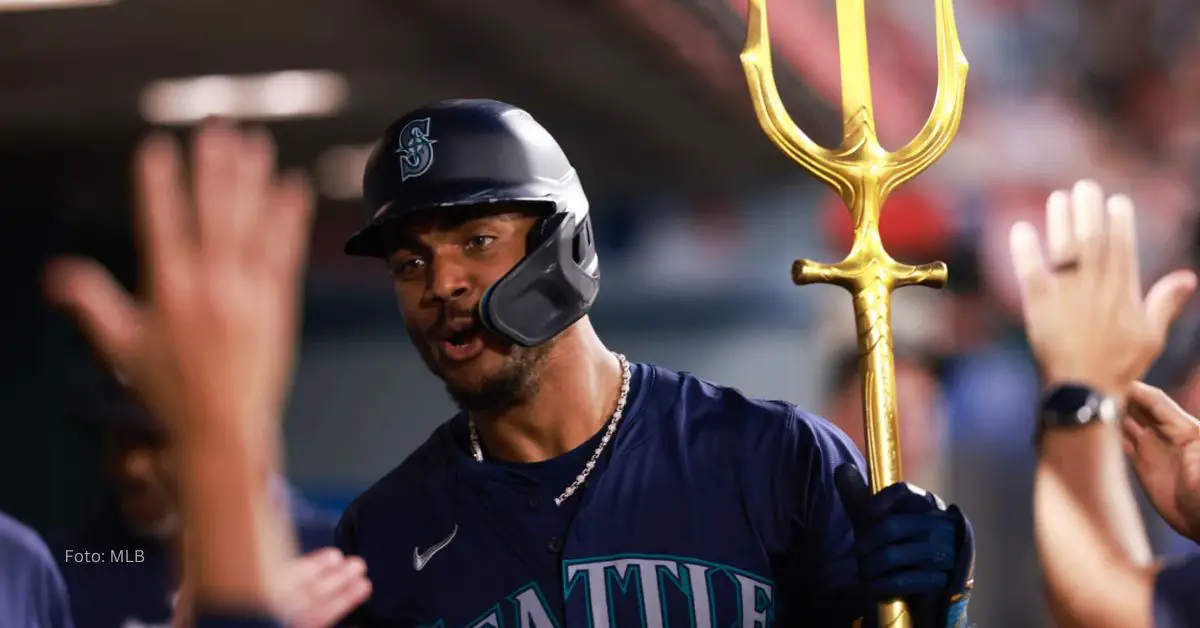 Julio Rodríguez celebrando un jonrón con Seattle Mariners en MLB