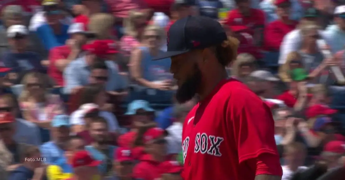 Luis Guerrero saliendo de la lomita tras lanzar con Boston Red Sox