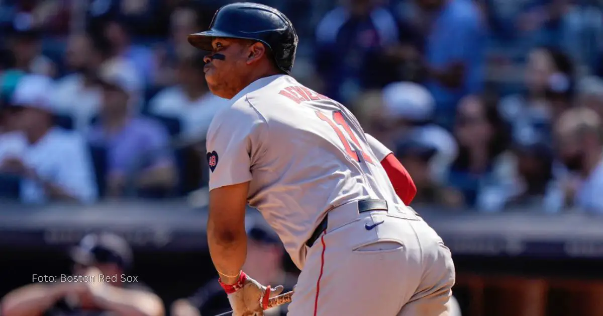 Rafael Devers bateando con Boston Red Sox