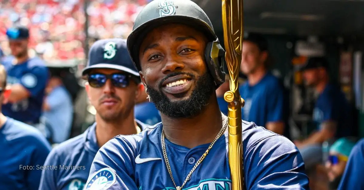 Randy Arozarena sonriendo con el uniforme de Seattle Mariners en MLB 2024