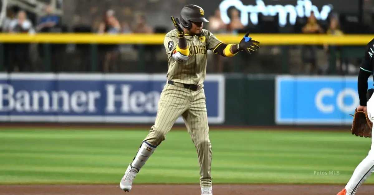 Luis Arráez celebra batazo con San Diego