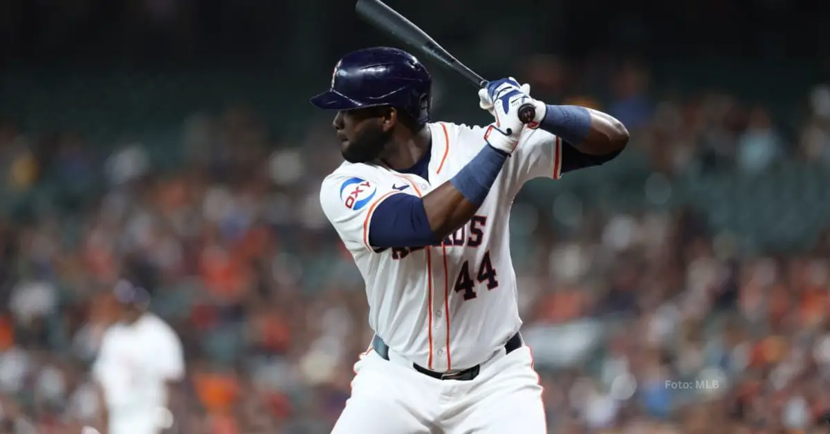 Yordan Alvarez a punto de hacer swing en un turno con Houston Astros