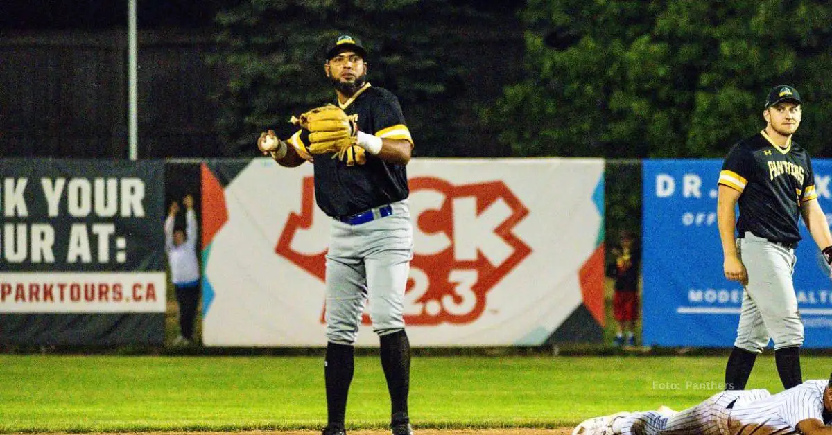 Raúl González en el infield con el conjunto de Panther