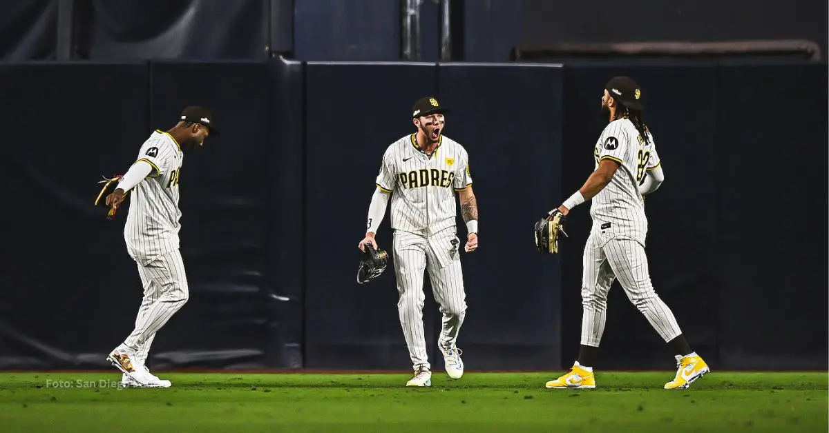 Fernando Tatis Jr. celebrando en San Diego con sus compañeros